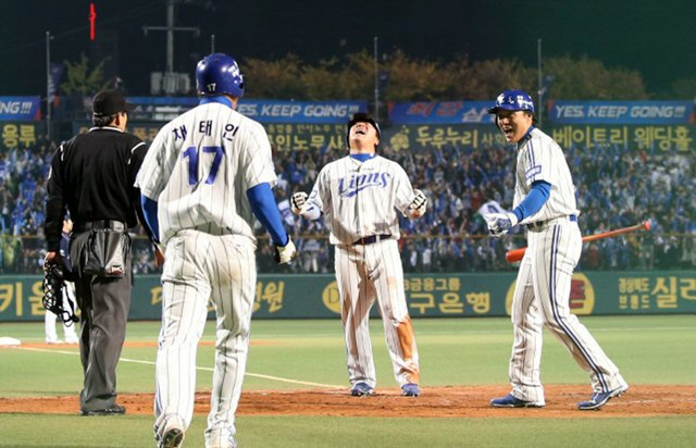 1일 오후 대구구장에서 열린 프로야구 한국시리즈 7차전 삼성 대 두산 경기. 6회말 1사 만루 박석민 적시타 때 홈인한 3루 주자 채태인(왼쪽)과 2루 주자 최형우(가운데)가 홈플레이트를 밟은 뒤 타선에서 기다리던 이승엽과 함께 기뻐하고 있다.