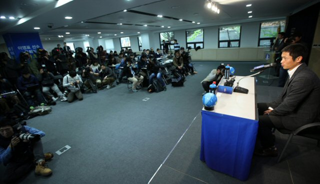 14일 대한축구협회에서 이영표 선수 은퇴 기자회견, 이영표는 아쉬웠던 순간에 대해 "한일전에서 7번 다 이기지 못한 것이 아쉽다"고 말했다.