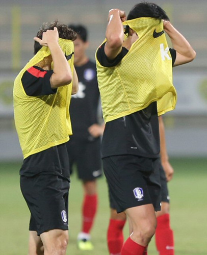 축구 국가대표팀 신광훈(왼쪽), 곽태휘가 18일 오후(현지시간) 아랍에미리트(UAE) 두바이 자빌 스타디움에서 훈련을 마친 뒤 조끼를 벗고 있다. 대표팀은 현지시간으로 19일 오후 6시(한국시간 오후 11시) 이곳에서 국제축구연맹(FIFA) 랭킹 19위 러시아와 평가전을 치른다.