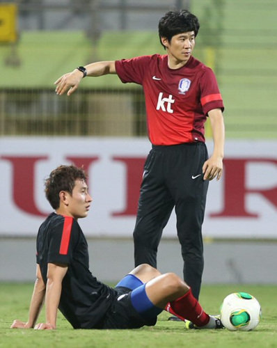 축구 국가대표팀 지동원이 18일 오후(현지시간) 아랍에미리트(UAE) 두바이 자빌 스타디움에서 실시된 훈련에서 슈팅 연습을 앞두고 박건하 코치와 잠시 쉬고 있다. 대표팀은 현지시간으로 19일 오후 6시(한국시간 오후 11시) 이곳에서 국제축구연맹(FIFA) 랭킹 19위 러시아와 평가전을 치른다.