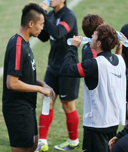 축구 국가대표팀 손흥민과 김신욱이 18일 오후(현지시간) 아랍에미리트(UAE) 두바이 자빌 스타디움에서 실시된 훈련에서 물을 마시고 있다. 대표팀은 현지시간으로 19일 오후 6시(한국시간 오후 11시) 이곳에서 국제축구연맹(FIFA) 랭킹 19위 러시아와 평가전을 치른다.