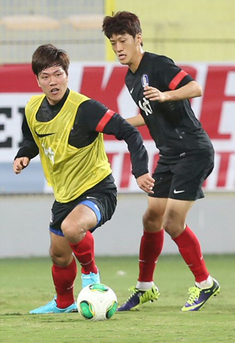 축구 국가대표팀 김영권과 이청용이 18일 오후(현지시간) 아랍에미리트(UAE) 두바이 자빌 스타디움에서 실시된 훈련에서 볼경합을 벌이고 있다. 대표팀은 현지시간으로 19일 오후 6시(한국시간 오후 11시) 이곳에서 국제축구연맹(FIFA) 랭킹 19위 러시아와 평가전을 치른다.