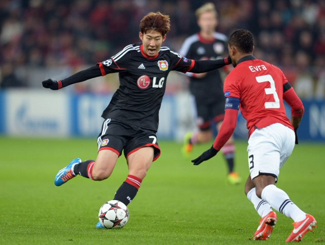 27일(한국시간) 독일 레버쿠젠 바이아레나서 열린 2013-2014 유럽축구연맹(UEFA) 챔피언스리그 조별리그 A조 레버쿠젠과 맨체스터 유나이티드 경기. 손흥민(왼쪽)이 에브라의 저지에도 슈팅을 하는 장면.

이날 레버쿠젠은 맨유에 0-5로 대패, 손흥민은 선발 출장했다.