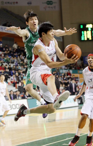 22일 오후 원주종합체육관에서 열린 프로농구 원주 동부와 서울 SK 경기에서 SK 김선형이 동부 김주성의 수비를 피해 패스를 하고 있다. 