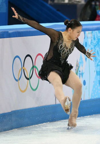 한국 피겨스케이팅의 '김연아키즈' 김해진이 21일 오전(한국시간) 러시아 소치 아이스버그 스케이팅 팰리스에서 열린 2014 소치 동계올림픽 피겨스케이팅 여자 싱글 프리스케이팅에서 연기를 선보이던 중 펜스에 부딪혀 넘어지고 있다.