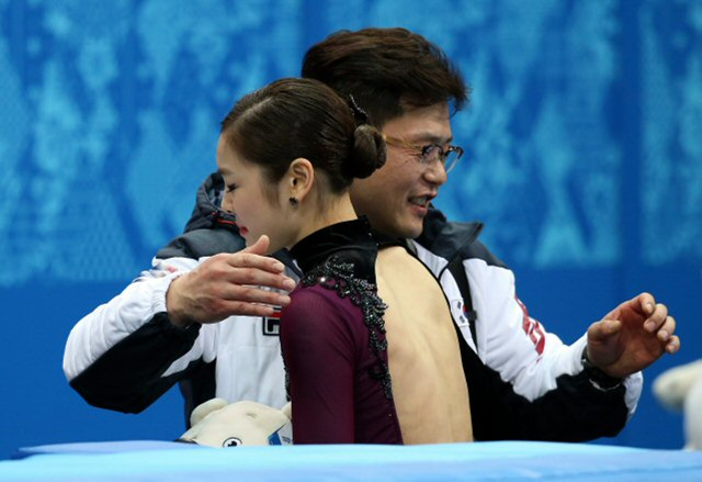 '피겨여왕' 김연아가 21일 오전(한국시간) 러시아 소치 아이스버그 스케이팅 팰리스에서 열린 2014 소치 동계올림픽 피겨스케이팅 여자 싱글 프리스케이팅에서 연기를 마치고 류종현 코치와 뜨거운 포옹을 나누고 있다.