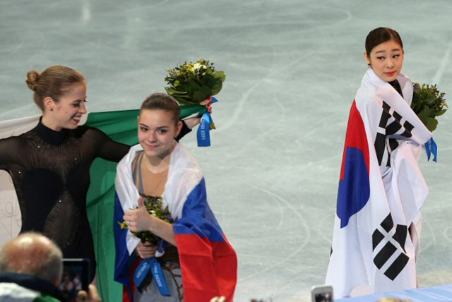 피겨여왕 김연아가 21일 오전 (한국시간) 러시아 소치 아이스버그 스케이팅 팰리스에서 열린 2014 소치 동계올림픽 피겨스케이팅 여자 싱글에서 은메달을 획득했다. 김연가가 러시아 아델리나 소트니코바와 이탈리아 카롤리나 코스트너를 뒤로한 채 먼저 발길을 돌
리고 있다.