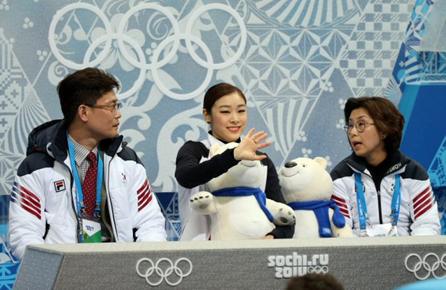 '피겨여왕' 김연아가 21일 오전(한국시간) 러시아 소치 아이스버그 스케이팅 팰리스에서 열린 2014 소치 동계올림픽 피겨스케이팅 여자 싱글 프리스케이팅에서 연기를 마치고 키스앤크라이 구역에서 환하게 웃고 있다. 