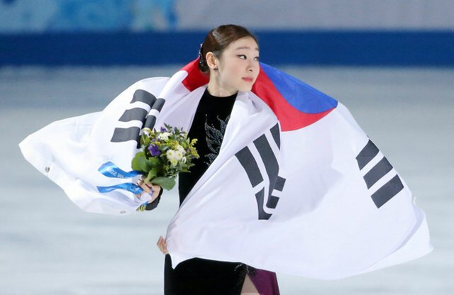 피겨여왕 김연아가 21일 오전 (한국시간) 러시아 소치 아이스버그 스케이팅 팰리스에서 열린 2014 소치 동계올림픽 피겨스케이팅 여자 싱글에서 러시아 아델리나 소트니코바에 이어 은메달을 획득했다. 김연아가 플라워세리머니를 마친 뒤 태극기를 몸에 감고 있다. 