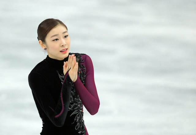 피겨여왕 김연아가 21일 오전 (한국시간) 러시아 소치 아이스버그 스케이팅 팰리스에서 열린 2014 소치 동계올림픽 피겨스케이팅 여자 싱글 프리프로그램에서 클린 연기를 선보인 뒤 기뻐하고 있다. 김연아는 러시아 아델리나 소트니코바에 이어 은메달을 획득했다.