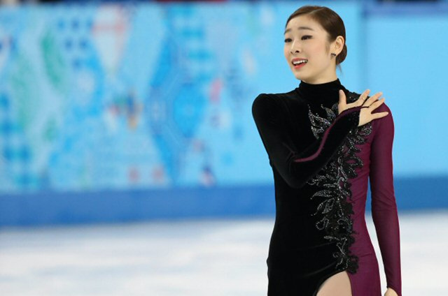 '피겨여왕' 김연아가 21일 오전(한국시간) 러시아 소치 아이스버그 스케이팅 팰리스에서 열린 2014 소치 동계올림픽 피겨스케이팅 여자 싱글 프리스케이팅에서 환상적인 연기를 선보인 뒤 관중에게 인사하고 있다.