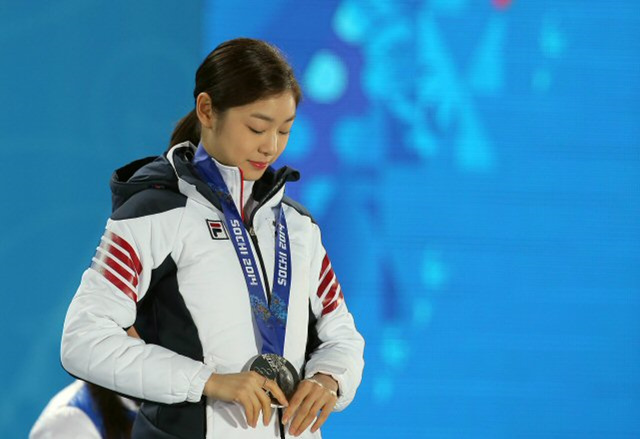 피겨여왕 김연아가 21일 저녁 (현지시간) 러시아 소치 올림픽파크 메달프라자에서 열린 2014 소치 동계올림픽 피겨스케이팅 여자 싱글 시상식에서 은메달을 바라보고 있다.