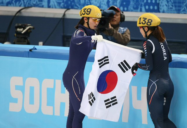 한국 여자 쇼트트랙의 박승희가 22일 오전(한국시간) 러시아 소치의 아이스버그 스케이팅 팰리스에서 열린 2014 소치 동계올림픽 쇼트트랙 여자 1,000ｍ 결승에서 금메달을 따낸 뒤 동메달을 딴 심석희와 태극기를 들고 빙판을 돌고 있다. 