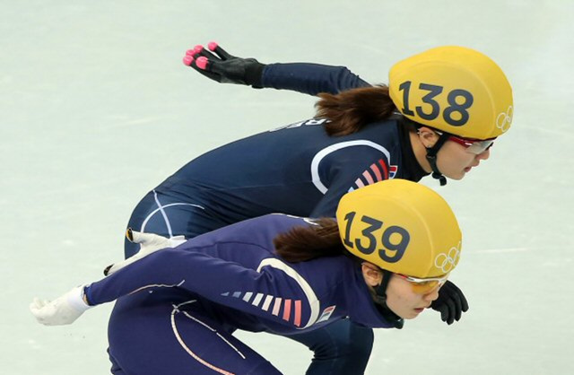 한국 여자 쇼트트랙의 박승희가 22일 오전(한국시간) 러시아 소치의 아이스버그 스케이팅 팰리스에서 열린 2014 소치 동계올림픽 쇼트트랙 여자 1,000ｍ 결승에서 심석희를 제치고 선두로 나서고 있다. 박승희는 3,000m 계주에 이어 이날 금메달 추가로 2관왕에 올랐다. 