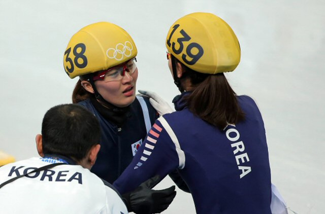 한국 여자 쇼트트랙의 박승희가 22일 오전(한국시간) 러시아 소치의 아이스버그 스케이팅 팰리스에서 열린 2014 소치 동계올림픽 쇼트트랙 여자 1,000ｍ 결승에서 금메달을 따낸 뒤 3위에 오른 심석희와 포옹하고 있다.