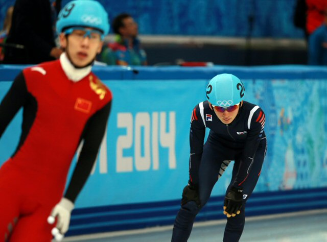 한국 쇼트트랙의 박세영이 22일 오전(한국시간) 러시아 소치의 아이스버그 스케이팅 팰리스에서 열린 2014 소치 동계올림픽 쇼트트랙 500ｍ 준준결승에서 결승선을 통과한 뒤 숨을 몰아쉬고 있다. 박세영은 실격되면서 준결승 진출이 좌절됐다. 