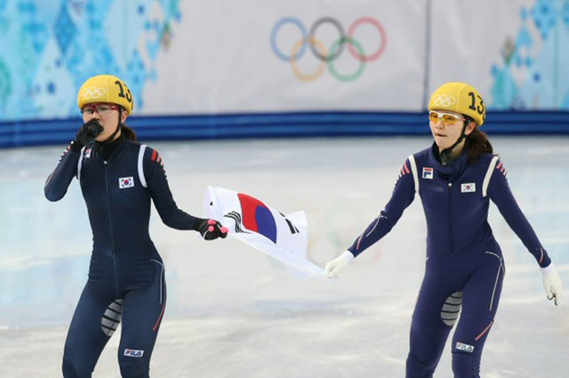 한국 여자 쇼트트랙의 박승희가 22일 오전(한국시간) 러시아 소치의 아이스버그 스케이팅 팰리스에서 열린 2014 소치 동계올림픽 쇼트트랙 여자 1,000ｍ 결승에서 금메달을 따낸 뒤 동메달을 딴 심석희와 태극기를 들고 빙판을 돌고 있다.