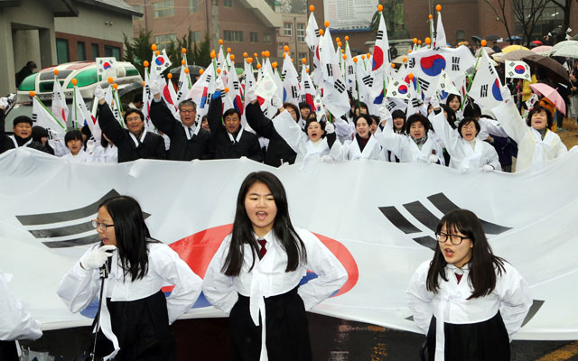  제 95주년 3·1절인 1일 오전 광주 남구 양림동 수피아여고에서 '광주 3.1 만세운동 재현행사'가 열려 비가오는 와중에도 학생들과 시민들이 대형 태극기를 들고 만세삼창을 하며 행진하고 있다