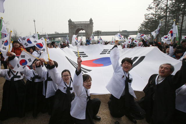 제95주년 3·1절인 1일 오전 서울 서대문구 현저동 서대문형무소역사관에서 열린 '1919 대한독립만세' 행사에 참석한 시민들이 태극기를 흔들며 대한독립만세를 외치고 있다.