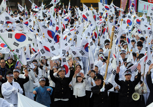  제95주년 3·1절인 1일 오전 서울 서대문구 현저동 서대문형무소역사관에서 열린 '1919 대한독립만세' 행사에 참석한 시민들이 태극기를 흔들며 대한독립만세를 외치고 있다.