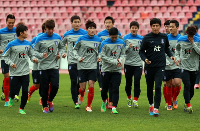 3일(현지시간) 오후 그리스 아테네 파니오니오스 스타디움에서 대한민국 축구 국가대표팀이 훈련 전 몸을 풀고 있다.