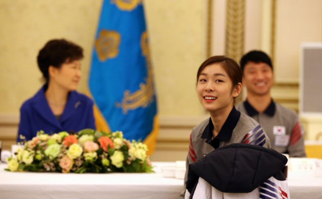 5일 청와대 영빈관에서 열린 소치 동계올림픽 선수단 초청 오찬에서 박근혜 대통령과 김연아, 이규혁 등이 소치 올림픽의 영광과 감동이 담긴 동영상을 보며 웃고 있다.