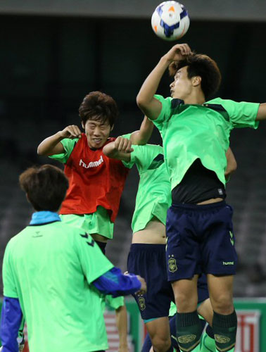 전북 현대와 멜버른 빅토리의 2014아시아축구연맹(AFC) 챔피언스리그 G조 2차전을 하루 앞둔 11일 오후 (현지시간) 호주 멜버른 도크랜드 스타디움에서 전북 현대 이동국(오른쪽), 문진용이 세트피스 훈련을 하고 있다.