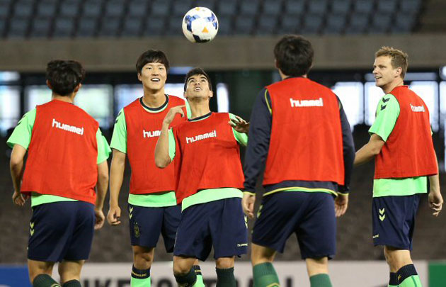 전북 현대와 멜버른 빅토리의 2014아시아축구연맹(AFC) 챔피언스리그 G조 2차전을 하루 앞둔 11일 오후 (현지시간) 호주 멜버른 도크랜드 스타디움에서 전북 현대 레오나르도가 헤딩으로 트래핑을 하고 있다.