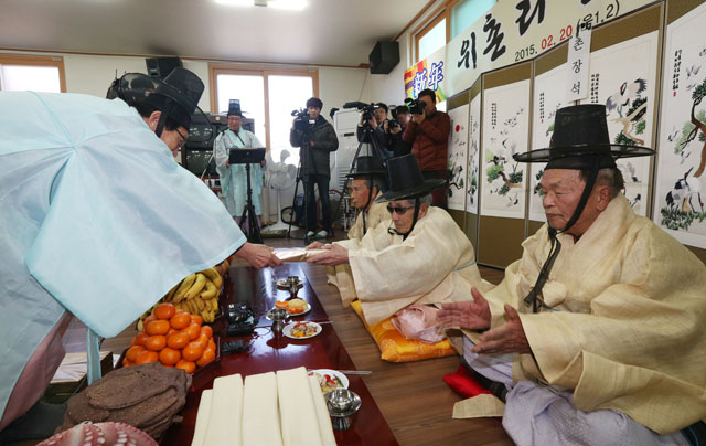 예향(禮鄕)이자 전통 문화도시인 강원 강릉지역에서 이웃 간의 정이 사라지고 점차 삭막해져 가는 현대사회 속에서도 끈끈하게 마을의 정을 잇는 아름다운 전통이 이어지고 있다. 20일 오전 강릉시 성산면 위촌리 마을 전승회관에서 마을의 가장 큰 어른인 조규상(92) 촌장을 모시고 주민 등 100여 명이 참석한 가운데 도배식이 열렸다. 이 마을의 도배식은 조선 중기인 1577년 마을 주민들이 대동계를 조직한 이후 지금까지 400년 넘게 이어지고 있다.