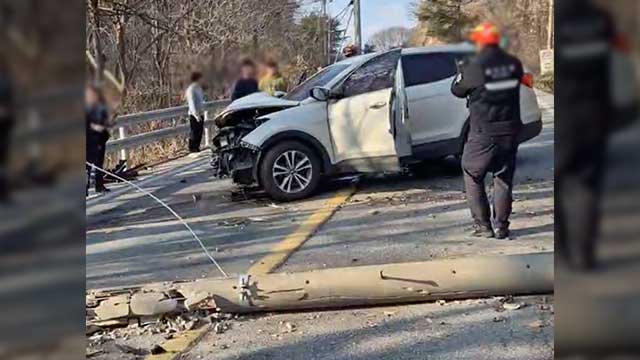 SUV 차량이 전봇대 들이받아…1명 다쳐