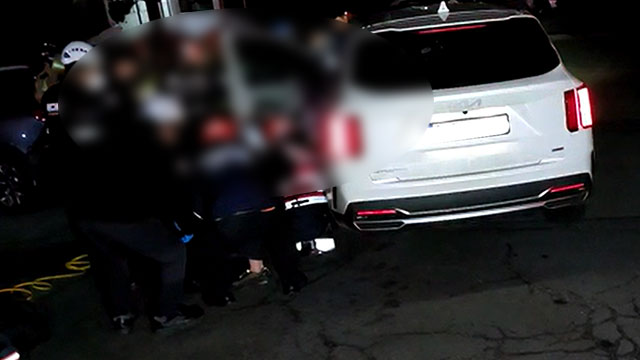 아파트 단지 입구서 SUV 차량에 깔린 여성 구조