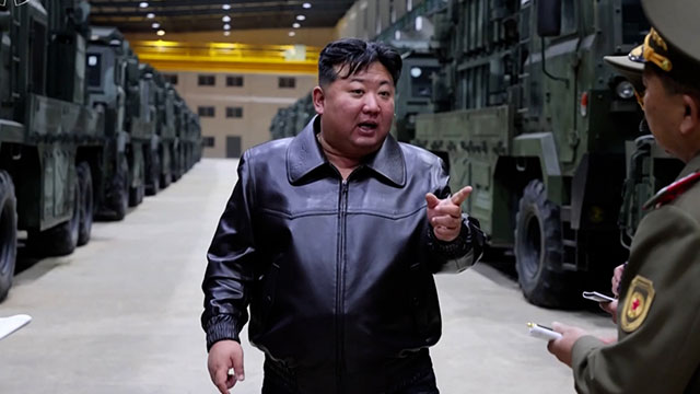 북 “새 유도기술 탄도미사일 <br>시험”…김정은, ICBM 발사차량 공장 방문