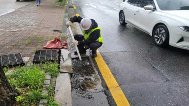 집중호우 앞두고 서울 시내 빗물받이 55만개 점검