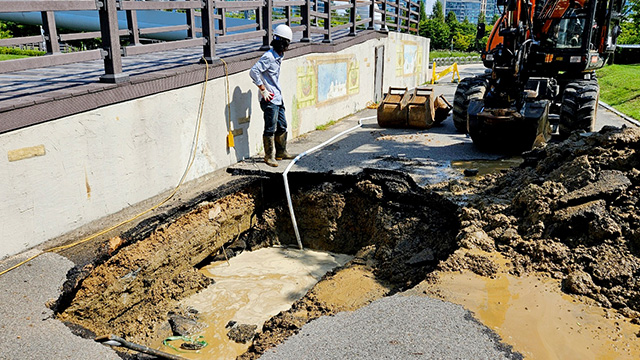 인천 송도 센트럴파크 땅꺼짐…원인은 지하 상수도관 ‘누수’