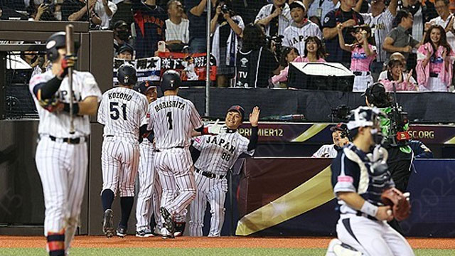 한국, 숙적 일본에 아쉬운 재역전패…프리미어12 탈락 위기