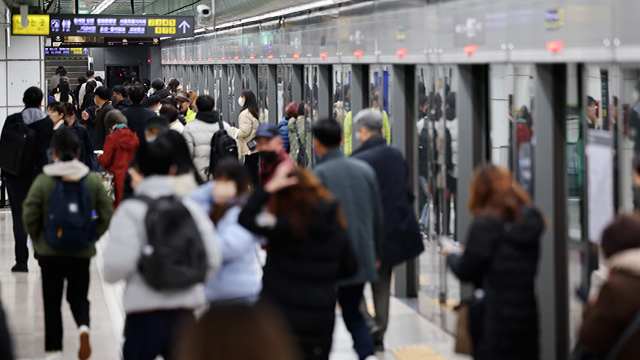 서울 폭설에 지하철 9호선 출고 늦어져 지연…1~8호선도 ‘러시아워’ 연장