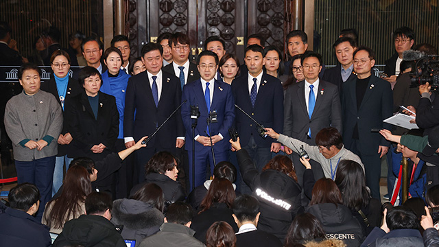 [속보] 민주당 “국민의힘 의원총회로 투표 방해 행위”