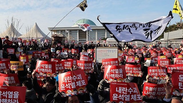 [속보] 9호선 국회의사당·여의도역 무정차 통과…<br>“퇴진집회 인파 몰려”