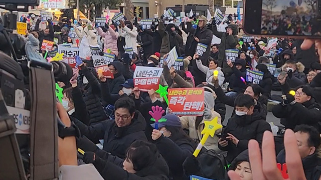 충북도청 앞 1만여 명 시민 “국민이 승리했다” 환호