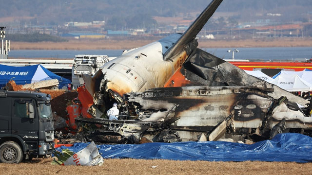 [속보] 소방청 “무안공항 항공기 사고, <br>120명 사망·2명 구조”