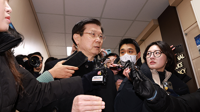 박종준 전 경호처장 13시간 <br>경찰 조사 후 귀가…“사전구속영장 가능성 열어둬”