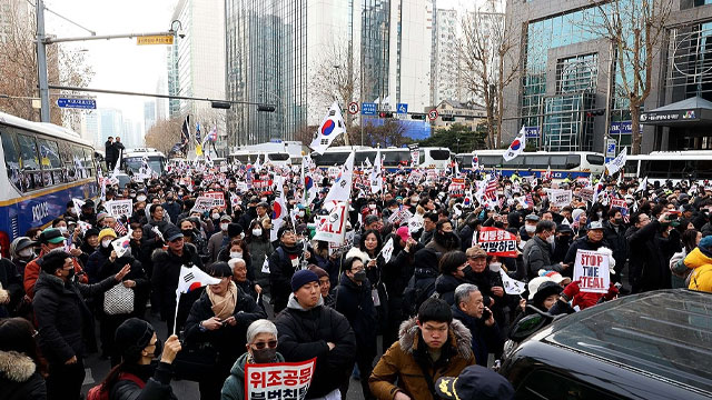 서부지법서 ‘윤 구속 반대’ 집회…지하철 애오개역 한때 무정차 통과