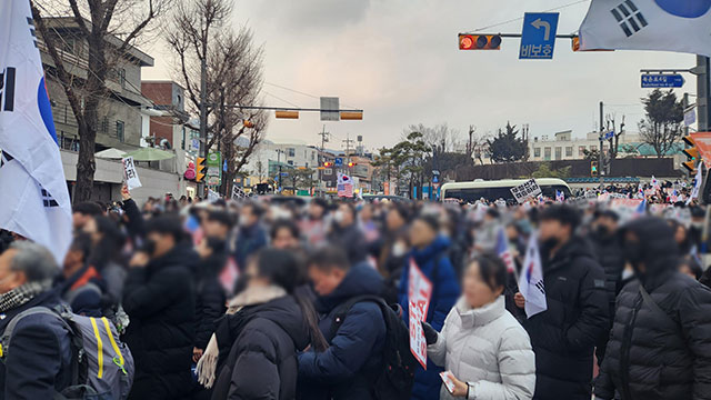 헌재 앞에서도 윤 대통령 지지자 시위…경찰과 충돌 3명 연행