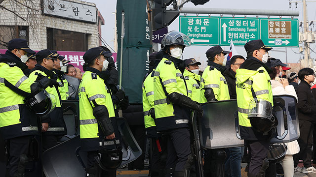 ‘윤 대통령 출석’ 헌재 인근서 경찰 폭행 여성 1명 체포