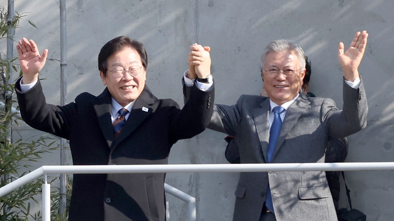 Lee visits former President Moon