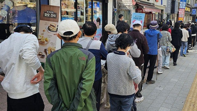 SKT 대리점에 ‘유심 교체’ 가입자 몰려…“무상 교체 전에 미리”