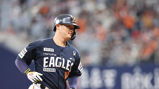 한화, 연장 접전 끝에 KIA에 신승…1위 LG에 반 경기 차 추격