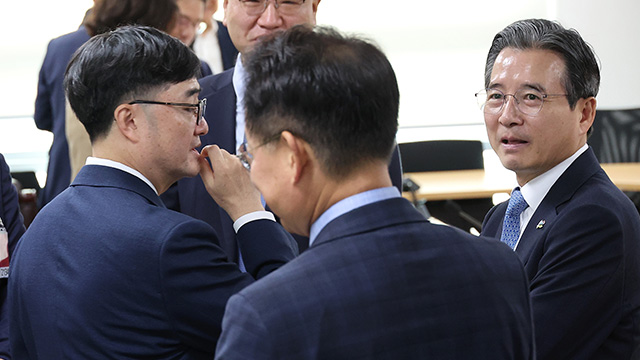 당정 “20조 추경 통해 전국민에 소비쿠폰…소상공인 부채 탕감”