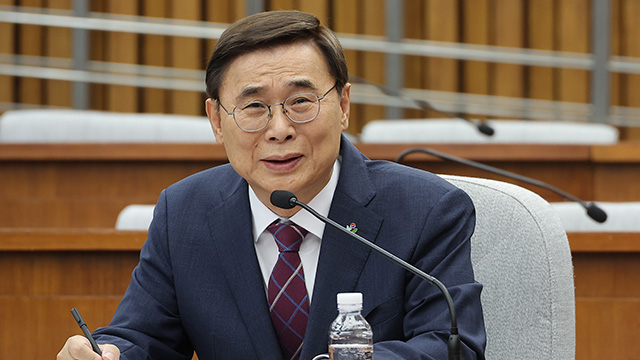 야 “이종석, 대남연락사무소장 될까 걱정”…여 “수용 불가, 사과해야”