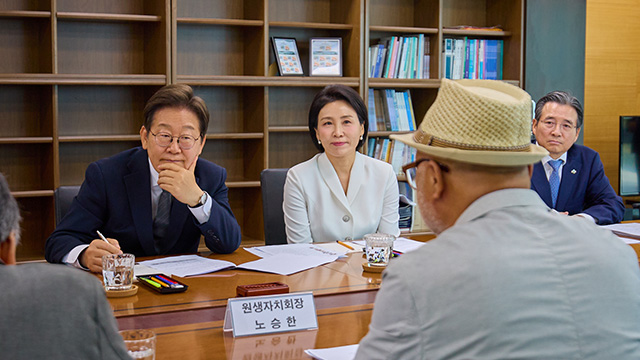 이 대통령, 소록도 찾아 한센병 환우들 만나…“사회적 편견 없어져야”